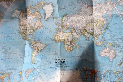 [GEOGRAPHIE] 
Three maps: 

- Map of the World - Geography and Politics, National...