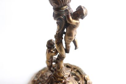 XIXe siècle 
Bronze candlestick, openwork doucine base with a rocaille pattern decorated...
