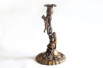 XIXe siècle 
Bronze candlestick, openwork doucine base with a rocaille pattern decorated...