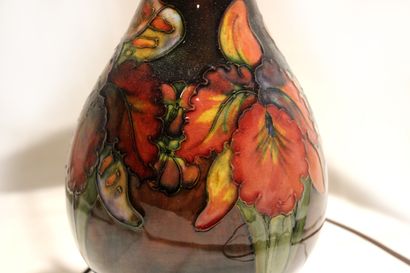 MOORCROFT 
Moorcroft vase mounted as a lamp with floral decoration. 

H_70 cm
