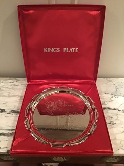 KINGS PLATE 
Silver plated serving tray engraved with "Happy 25th Anniversary". 



We...