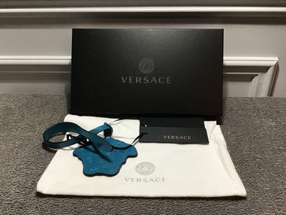 VERSACE 
Leather luggage tag with Medusa plate.

Made in Italy.

Brand new in its...