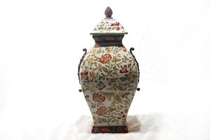 WONG LEE 
Large covered cracked porcelain pot with painted decoration of flowering...