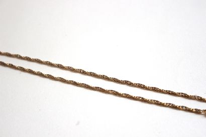 null 
Twisted chain in 14k yellow gold. 

L_76 cm Pb : 19,9 g

