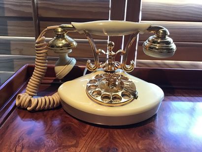 null Antique telephone "the heart has its reasons 

Radio shack, model 43-324, made...