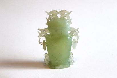 null [CHINA]

SMALL covered jade vase with mobile handles.

H_11 cm