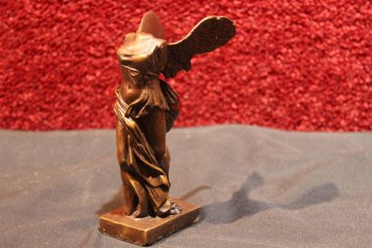 null The Victory of Samothrace 

Sculpture in bronze with brown patina. 

H_12,5...