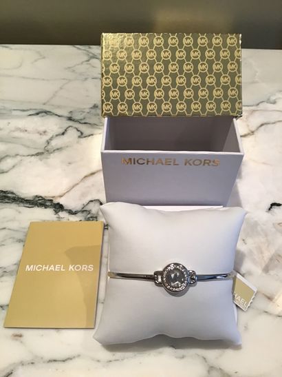 null Michael Kors 

Hard steel bracelet with branded logo 

Brand new item in its...