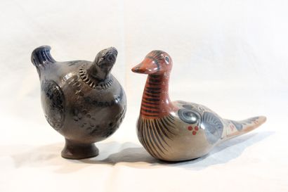 null 2 sculptures d'oiseaux en terre cuite dont un canard (tête recollée) et une...