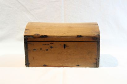 null QUÉBEC XIXe siècle 

Petit coffre ancien en bois, un compartiment interne, avec...