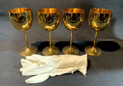 null 4 brass wine glasses with a pair of gloves. Set in excellent condition. 
H_16,5...