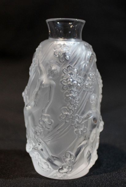 null LALIQUE France 
VASE soliflore in pressed crystal satin finish with women and...