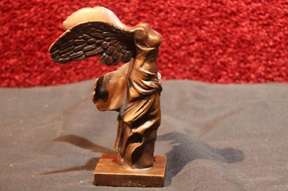 null The Victory of Samothrace 
Sculpture in bronze with brown patina. 
H_12,5 c...