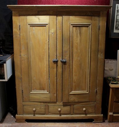 null QUEBEC 19th century 
Magnificent antique pine cabinet with two leaves and 3...