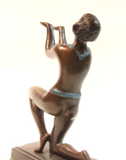 null SCULPTURE in patinated bronze of a woman in the antique style. 
H_20 cm L_16...
