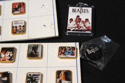 null BEATLES 
16 pins featuring the band. 
A key ring is included. 
Authentic promotional...