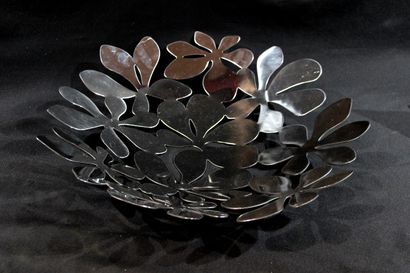 null Jean ALESSI style 
Chrome-plated openwork metal fruit bowl, 16" diameter.