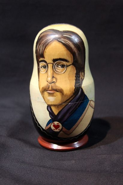 null BEATLES 
Russian dolls in lacquered wood featuring the band. 
Brand new.