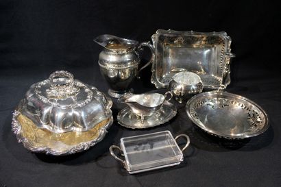 null Lot of silver-plated metal including sauceboat, serving dishes, pitcher, candlestick,...