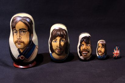 null BEATLES 
Russian dolls in lacquered wood featuring the band. 
Brand new.