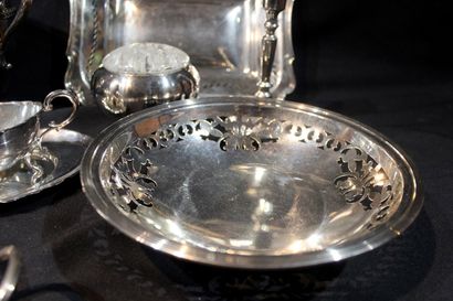 null Lot of silver-plated metal including sauceboat, serving dishes, pitcher, candlestick,...