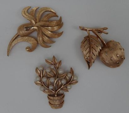 TRIFARI Trois broches en métal doré et mini-perles pour l?une.