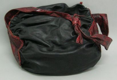 null Sac souple de cuir noir et parements de python rouge jaspé de noir, L 35 cm