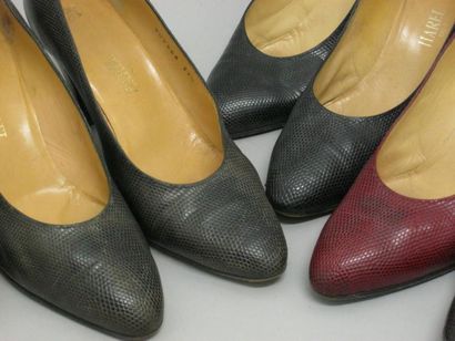 HAREL Cinq paires d?escarpins en lézard, tons rouge, gris, noir et marine, T 37 et...
