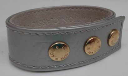 LOUIS VUITTON Bracelet en cuir verni gris siglé et métal doré, mention Louis Vuitton...
