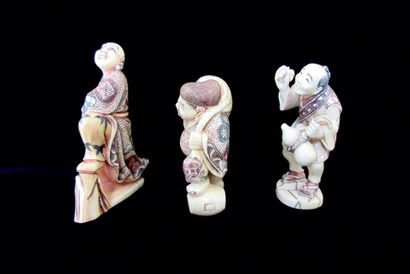 null Lot de trois Netsuke en ivoire sculpté à décor polychrome, signés, hauteurs...