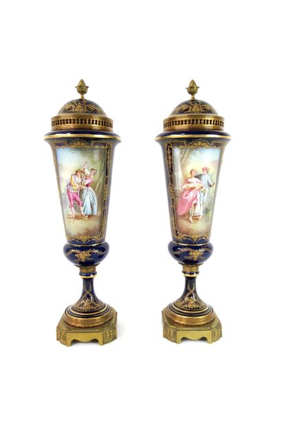 null Porcelaine de SEVRES. Paire de vases couverts en porcelaine à décor polychrome...