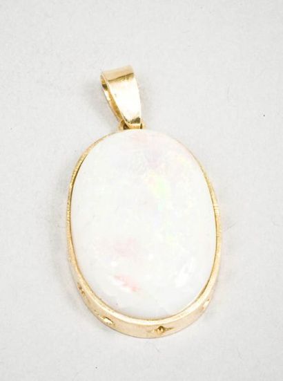 Pendentif en or jaune orné d'une opale.