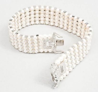 Bracelet souple en or gris orné de perles...