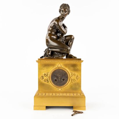 Antoine COYSEVOX (1640-1720) 
Pendule ancienne, en bronze patiné et doré, 
