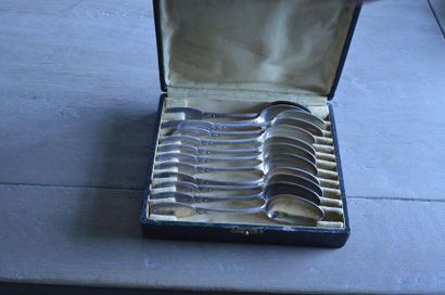 null Set of 12 silver teaspoons, with net pattern. Minerva hallmark, weight: 312...