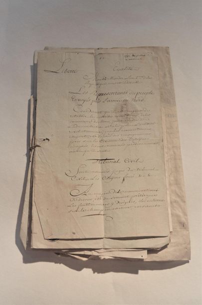 null (B) 13 documents: Document révolutionnaire manuscrit. Le tribunal civil aux...