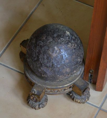 null Cast iron cannonball on a gilt bronze base in the Louis XVI style. H: 18 cm...