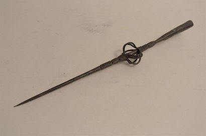 null Rare lance javeline incendiaire, en fer forgé, est constitué d'un estoc cranté,...