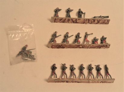 null CBG Mignot Set of 16 toy soldiers and a cannon.

Two soldiers of the same series...