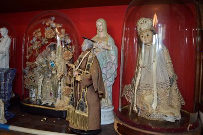 null Lot de 3 statues en cire dont deux sous globe. Vierge à l’Enfant, Italie, XIXème...