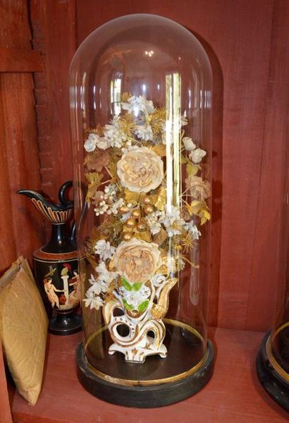 null Paire de vases en porcelaine polychrome, comprenant un bouquet de fleurs en...