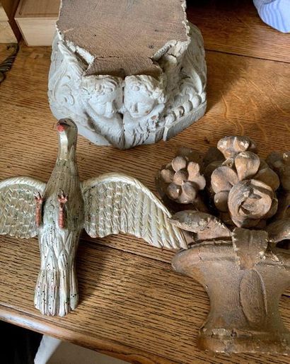 null Lot of carved wood including a base with cherubs heads, a dove and a flowered...