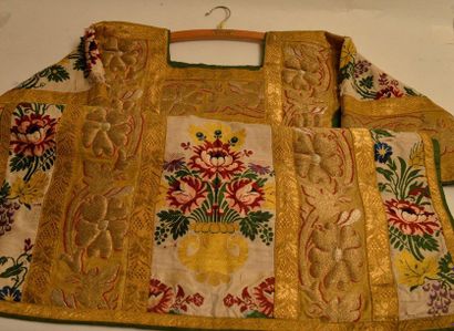 null Dalmatic in white silk with polychrome flower decoration and brocade with gold...