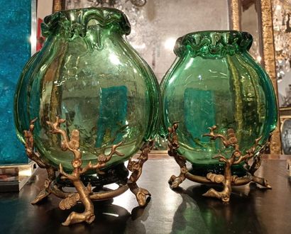 null Paire de vases en forme de gourde en cristal vert soufflé à larges coulures...