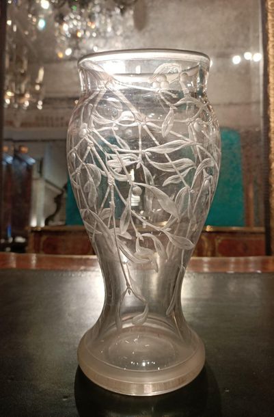 null Baccarat house.

Vase in thick translucent cut and engraved crystal with mistletoe...