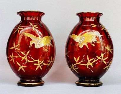 null Exceptionnelle paire de vases en cristal soufflé de Saint-Louis de couleur rouge...