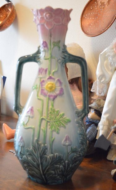 null Vase en faïence à anses, à décor floral polychrome (un éclat au col), signé...