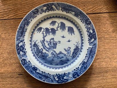 null Grande assiette en porcelaine de Chine à décor blanc bleu de femme et son enfant....
