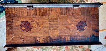 null Changer box in fruitwood marquetry with rose decorations. He discovers a locker...