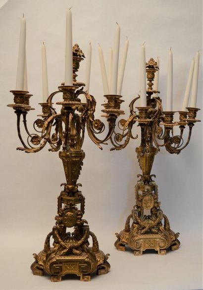 null Paire de candélabres en bronze doré à sept bras de lumières à décor Néoclassique....